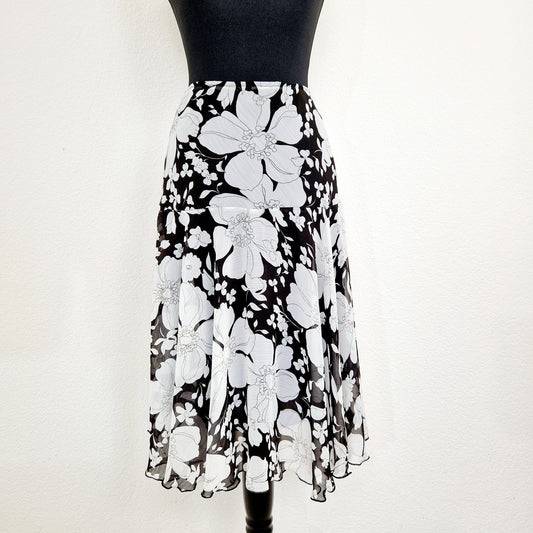 Einzigartiger und nachhaltiger Vintage Rock in schwarz-weiss mit Blumen. Unique and sustainable vintage skirt in black and white with flowers. Front.