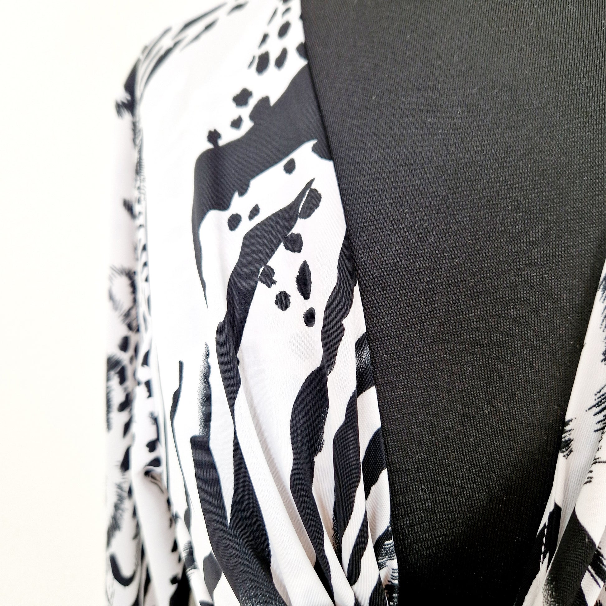 Einzigartiges und nachhaltiges Vintage Hemd mit Leopard und Giraffe. Unique and sustainable vintage button-down with leopard and giraffe. Close-up.