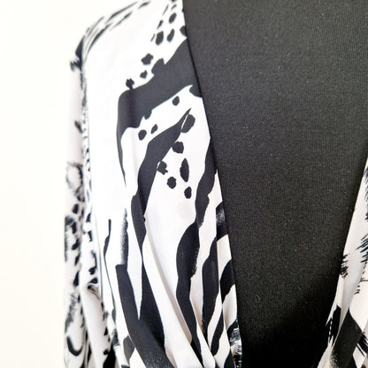Einzigartiges und nachhaltiges Vintage Hemd mit Leopard und Giraffe. Unique and sustainable vintage button-down with leopard and giraffe. Close-up.