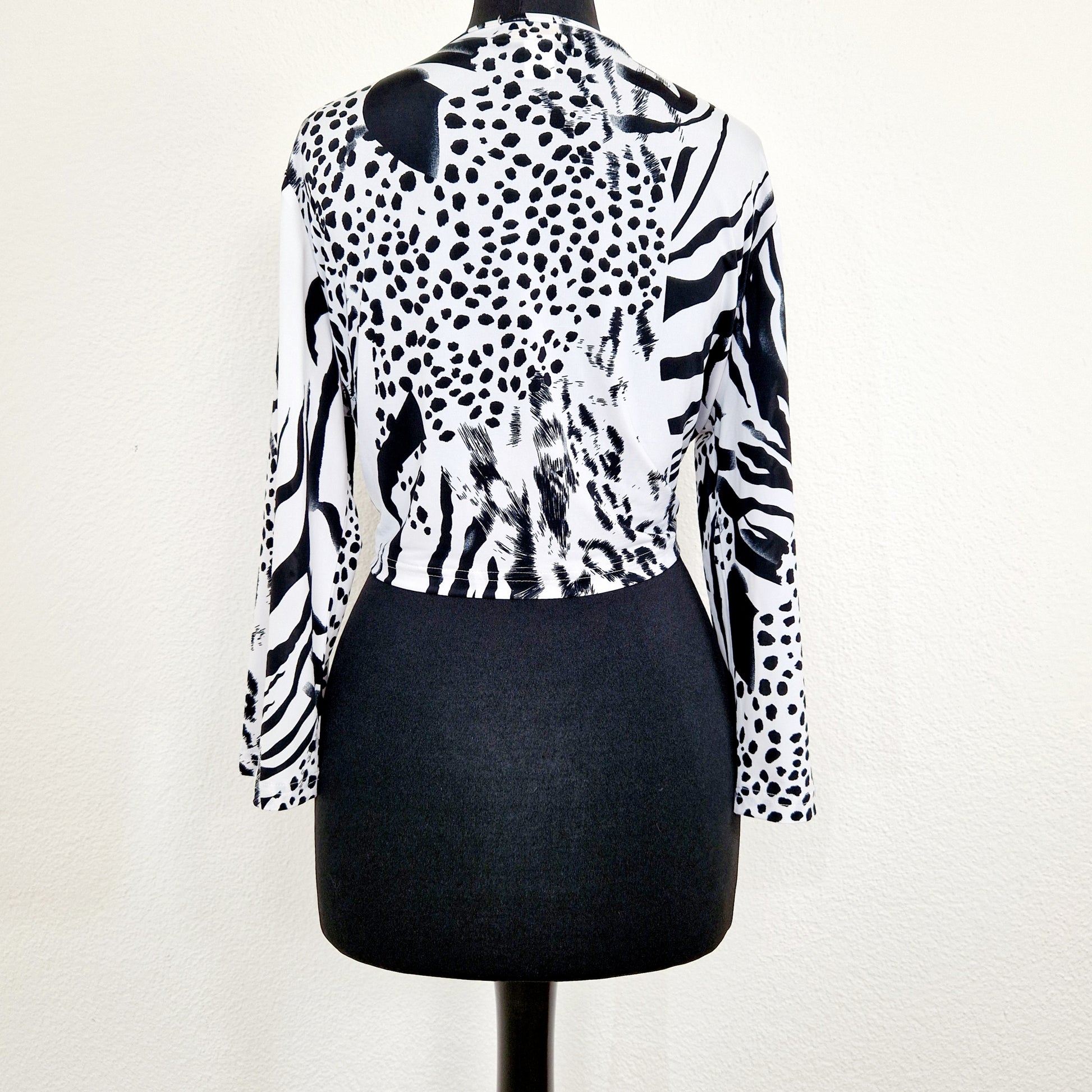 Einzigartiges und nachhaltiges Vintage Hemd mit Leopard und Giraffe. Unique and sustainable vintage button-down with leopard and giraffe. Back.
