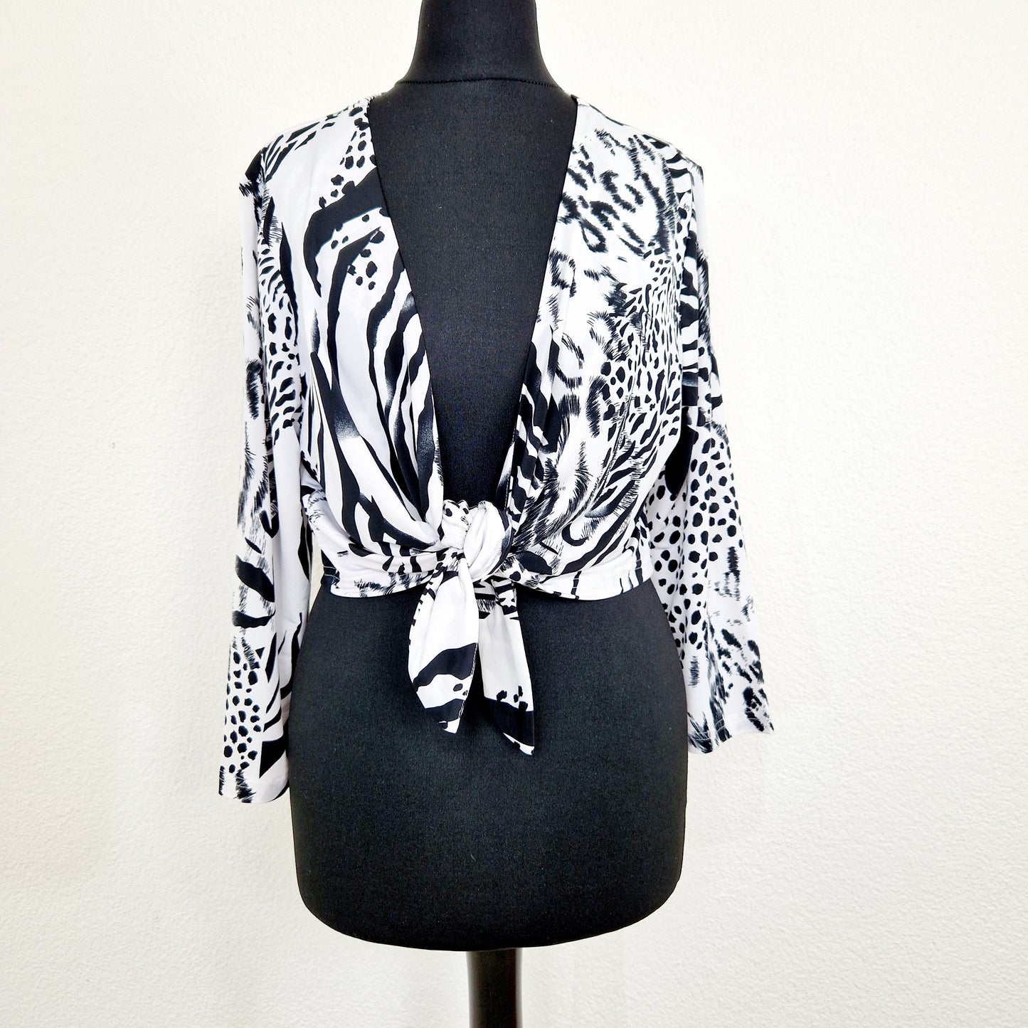 Einzigartiger und nachhaltiger Vintage Cardigan in schwarz-weiss mit Animal-Print. Unique and sustainable vintage cardigan in black and white with animal print. Front.