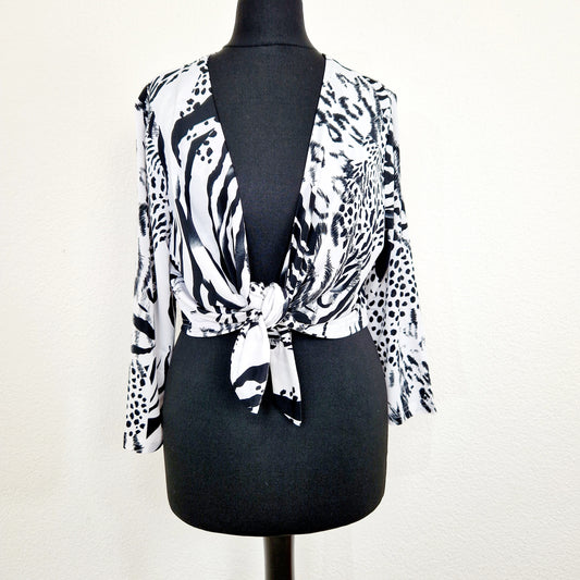 Einzigartiger und nachhaltiger Vintage Cardigan in schwarz-weiss mit Animal-Print. Unique and sustainable vintage cardigan in black and white with animal print. Front.