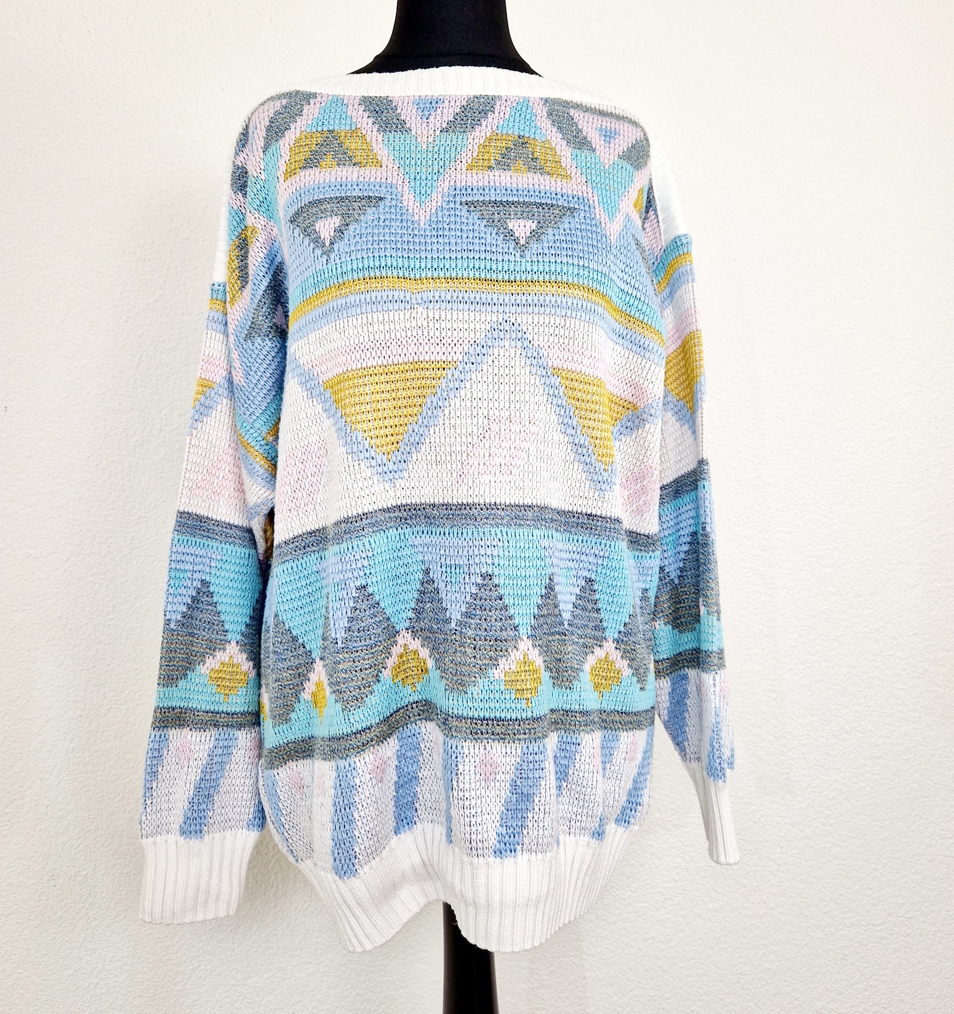 Einzigartiger und nachhaltiger Vintage Pullover in weiss-rosa-gelb, geometrisch. Unique and sustainable vintage pullover in white-pink-yellow, geometric. Front.
