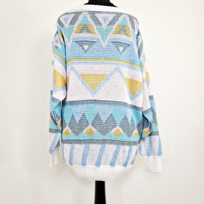 Einzigartiger und nachhaltiger Vintage Pullover in weiss-rosa-gelb, geometrisch. Unique and sustainable vintage pullover in white-pink-yellow, geometric. Back.