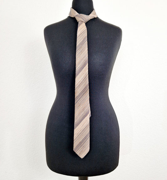Einzigartige und nachhaltige Vintage Kravatte in beige und Wolle. Unique and sustainable vintage tie in beige and wool. Front.