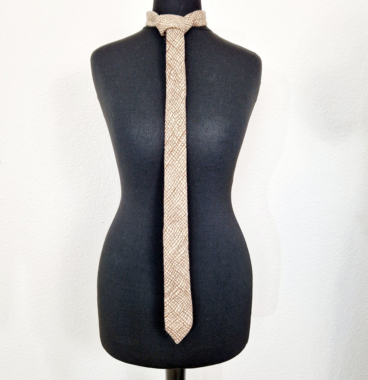 Einzigartige und nachhaltige Vintage Kravatte in creme-braun. Unique and sustainable vintage tie in creme-brown. Front.