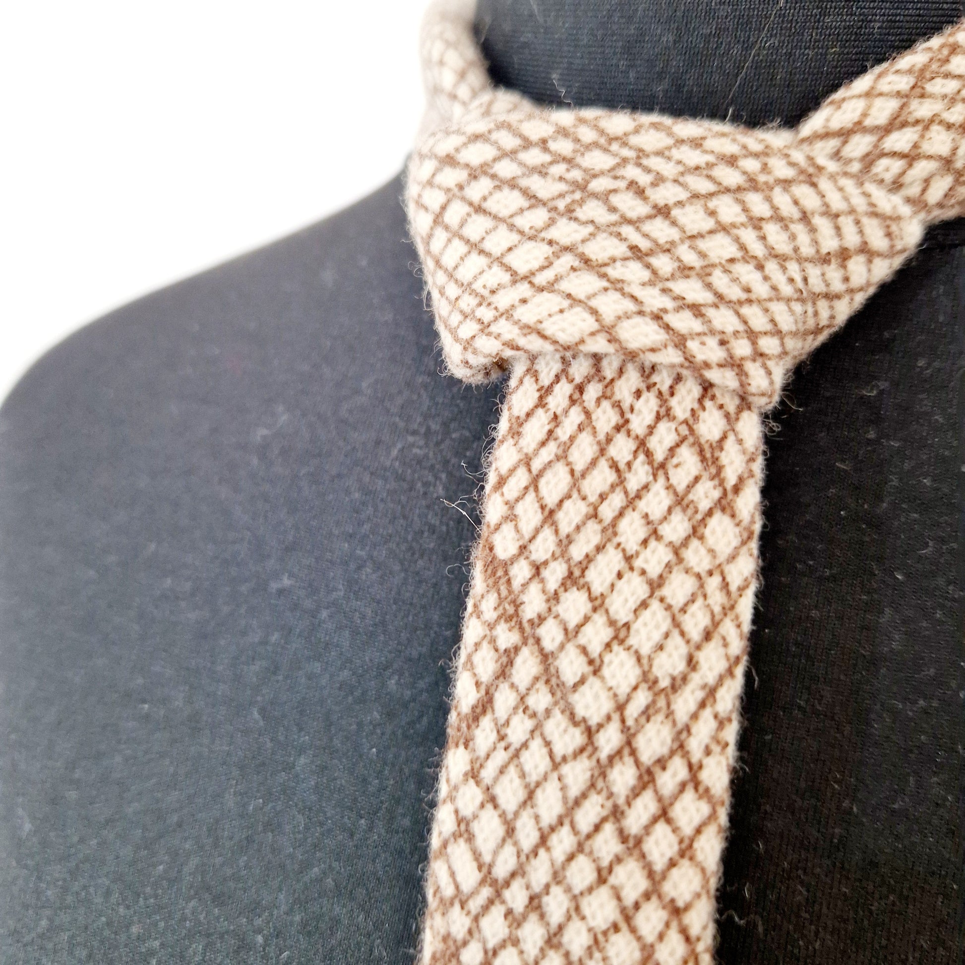 Einzigartige und nachhaltige Vintage Kravatte in creme-braun. Unique and sustainable vintage tie in creme-brown. Knot.