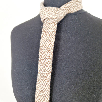 Einzigartige und nachhaltige Vintage Kravatte in creme-braun. Unique and sustainable vintage tie in creme-brown. Close-up.