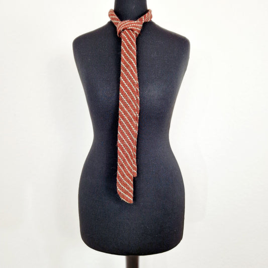 Einzigartige und nachhaltige Vintage Kravatte in rot-braun aus Wolle. Unique and sustainable vintage tie in red-brown and wool. Front.