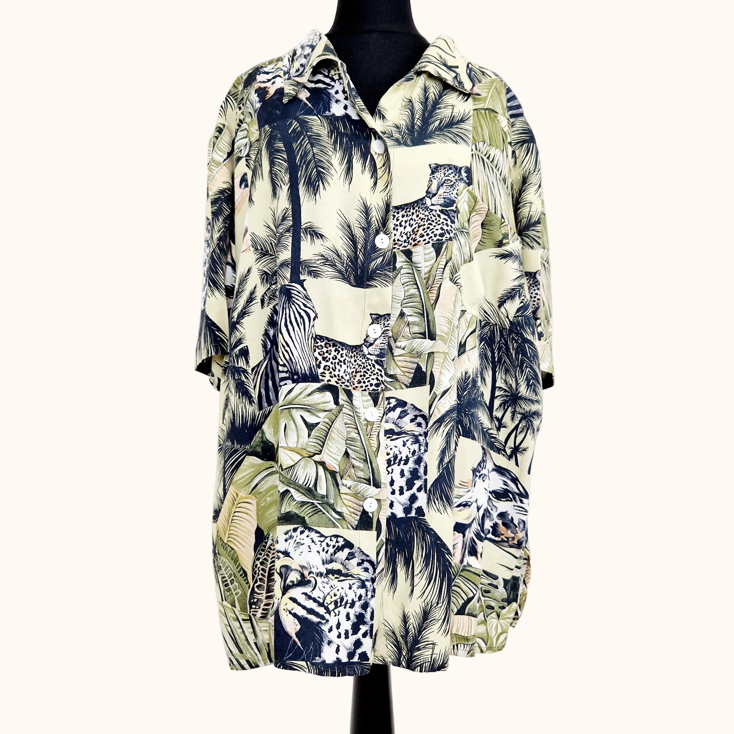 Einzigartiges und nachhaltiges Vintage Hemd mit Leopard und Giraffe. Unique and sustainable vintage button-down with leopard and giraffe. Front.