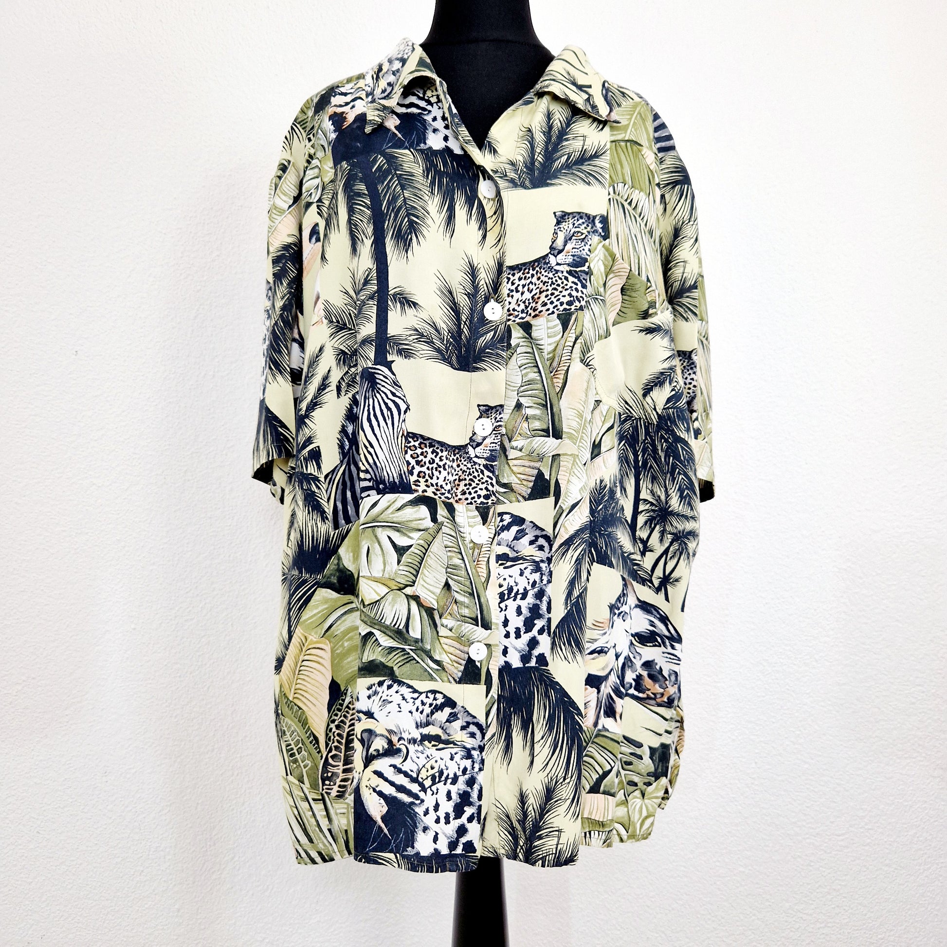 Einzigartiges und nachhaltiges Vintage Hemd mit Leopard und Giraffe. Unique and sustainable vintage button-down with leopard and giraffe. Front.