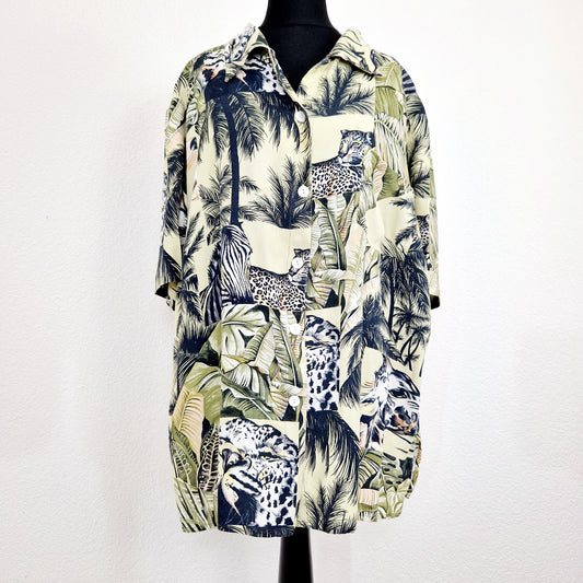 Einzigartiges und nachhaltiges Vintage Hemd mit Leopard und Giraffe. Unique and sustainable vintage button-down with leopard and giraffe. Front.