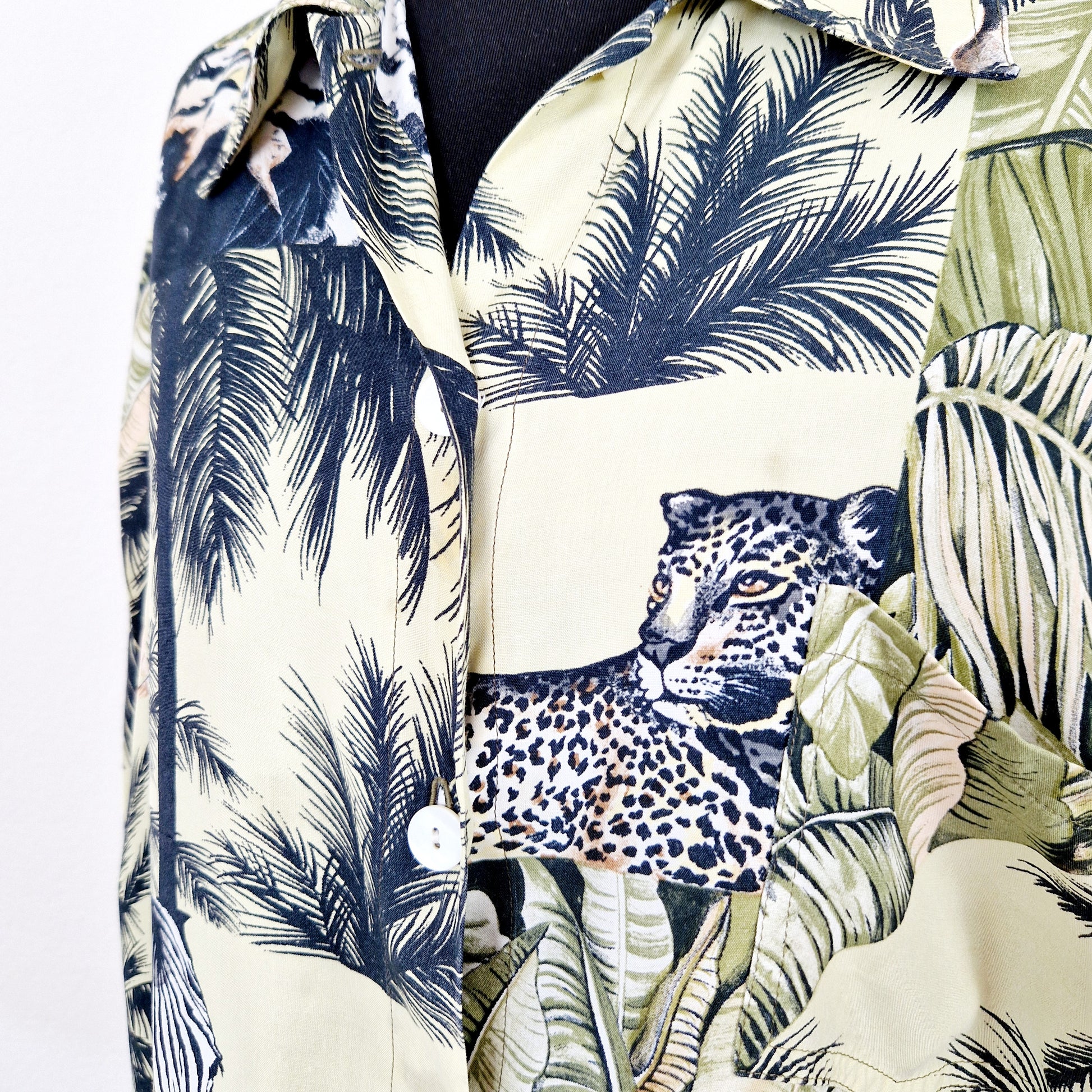 Einzigartiges und nachhaltiges Vintage Hemd mit Leopard und Giraffe. Unique and sustainable vintage button-down with leopard and giraffe. Close-up.