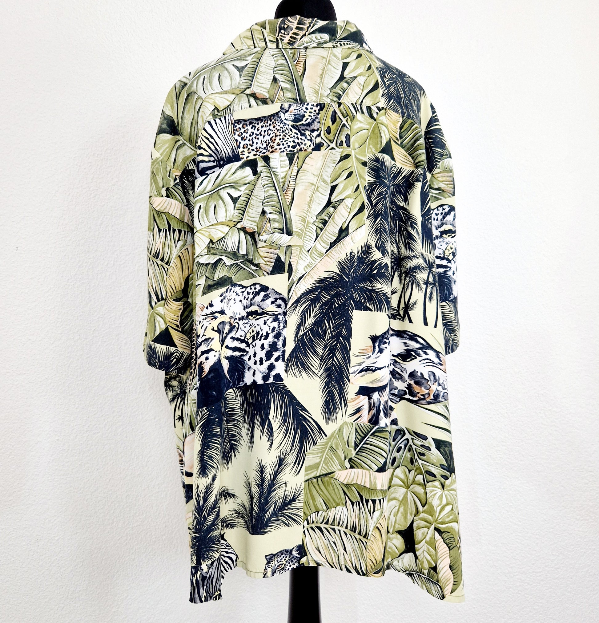 Einzigartiges und nachhaltiges Vintage Hemd mit Leopard und Giraffe. Unique and sustainable vintage button-down with leopard and giraffe. Back.