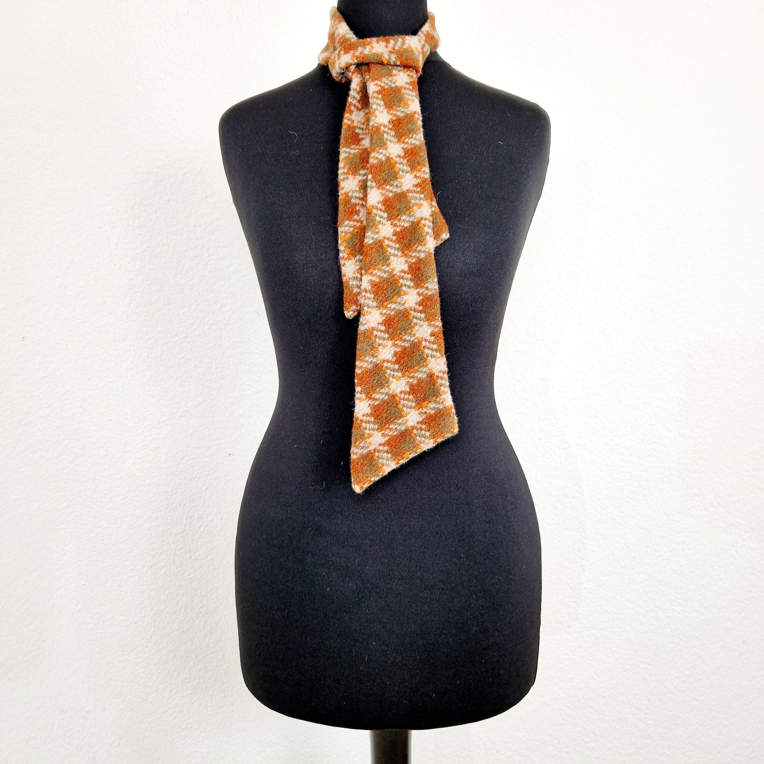 Einzigartige und nachhaltige Vintage Damenkrawatte in orange. Unique and sustainable vintage women tie in orange. Front.