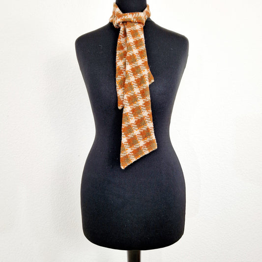 Einzigartige und nachhaltige Vintage Damenkrawatte in orange. Unique and sustainable vintage women tie in orange. Front.
