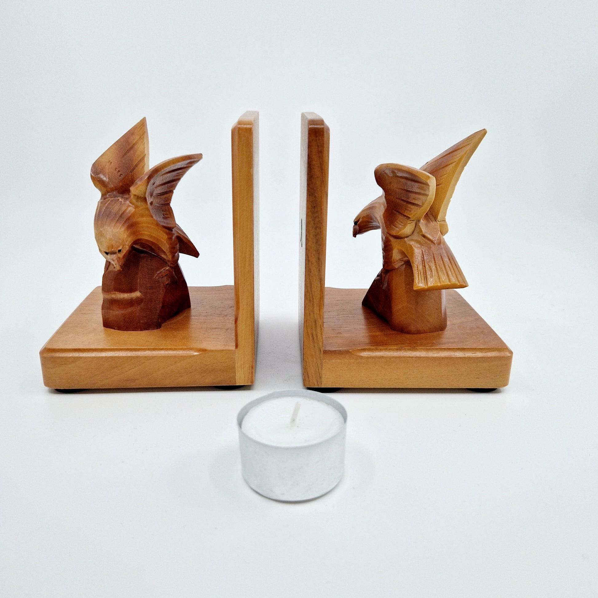 Einzigartige und nachhaltige Vintage Buchstützen mit Adler. Unique and sustainable book ends with eagles. Token of scale.
