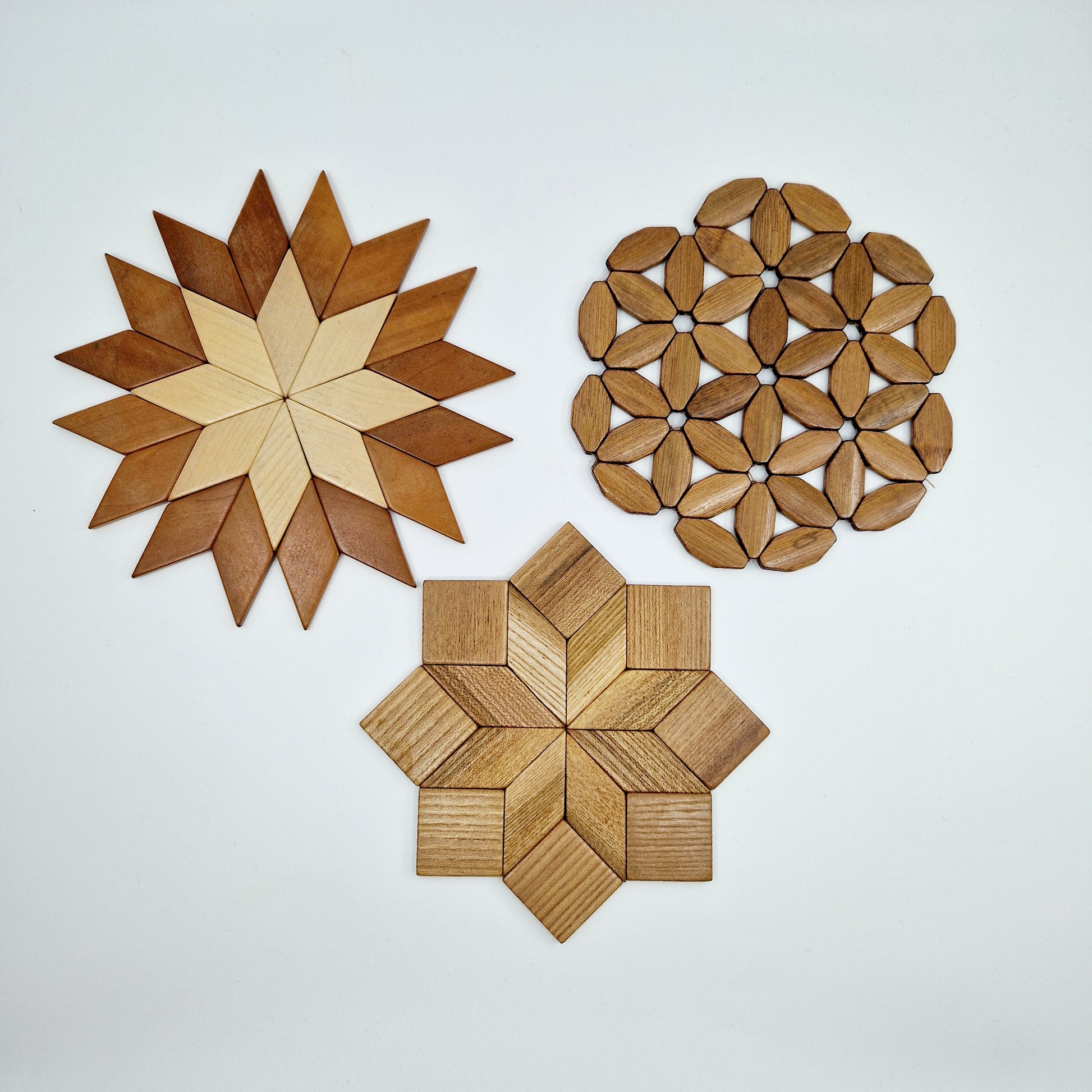 3 Einzigartige und nachhaltige Vintage Topfuntersetzer. 3 Unique and sustainable vintage trivets. Above.