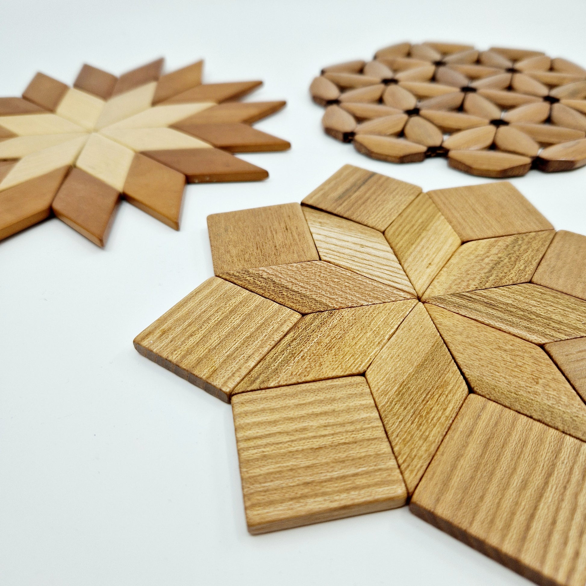 3 Einzigartige und nachhaltige Vintage Topfuntersetzer. 3 Unique and sustainable vintage trivets. Close-up.