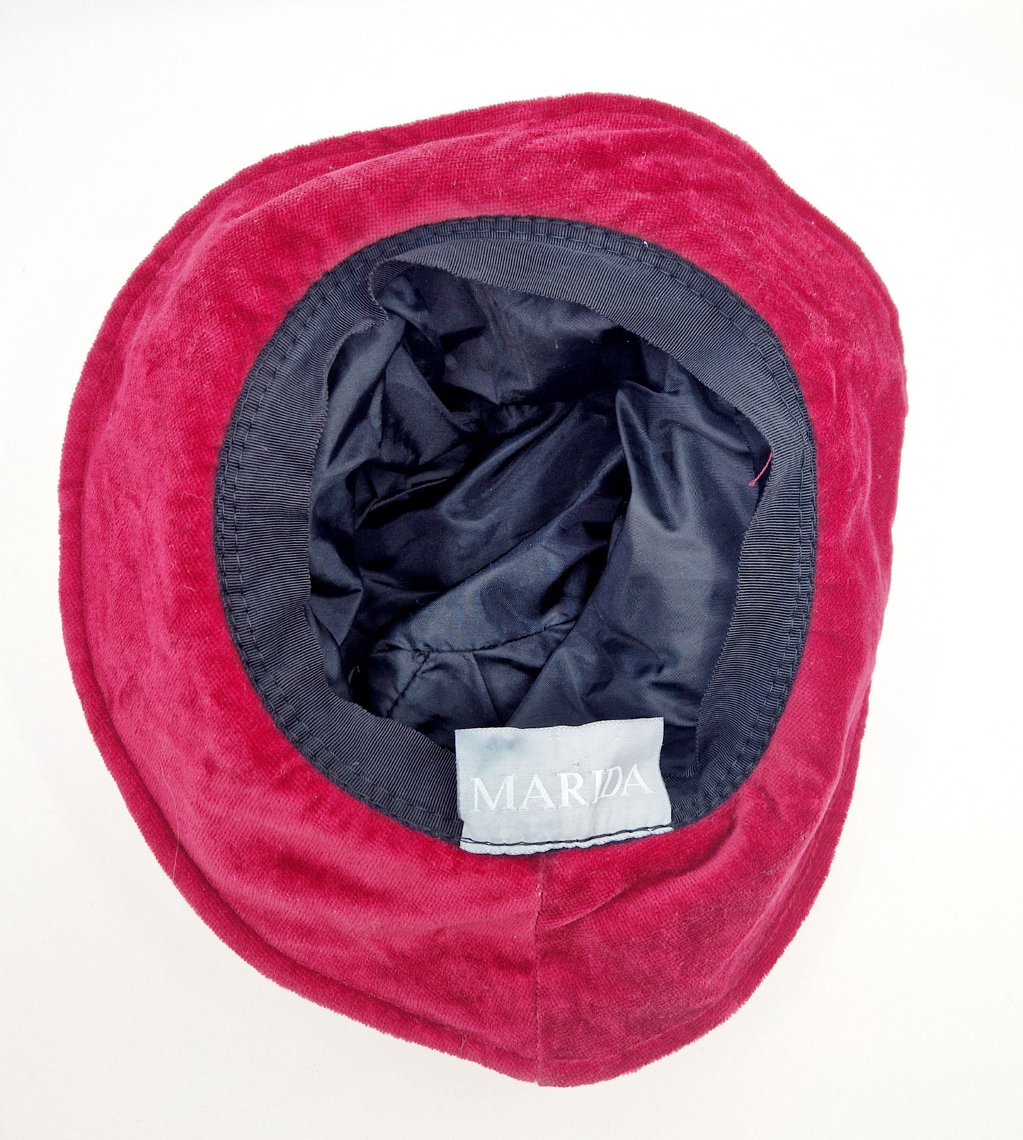 Einzigartiger und nachhaltiger Vintage Hut in rot und Samt. Unique and sustrainable vintage hat in red and velvet. Below.