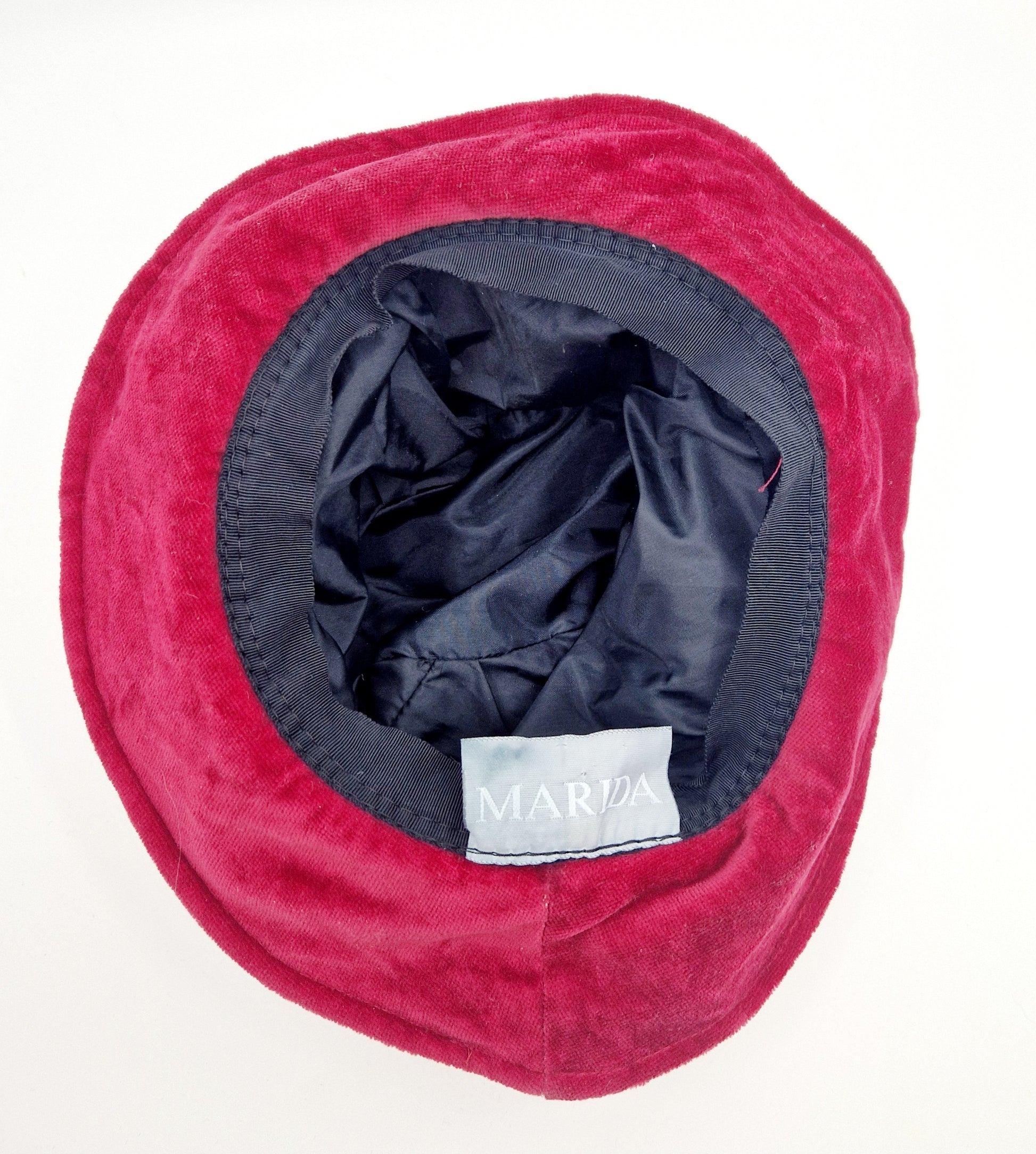 Einzigartiger und nachhaltiger Vintage Hut in rot und Samt. Unique and sustrainable vintage hat in red and velvet. Below.