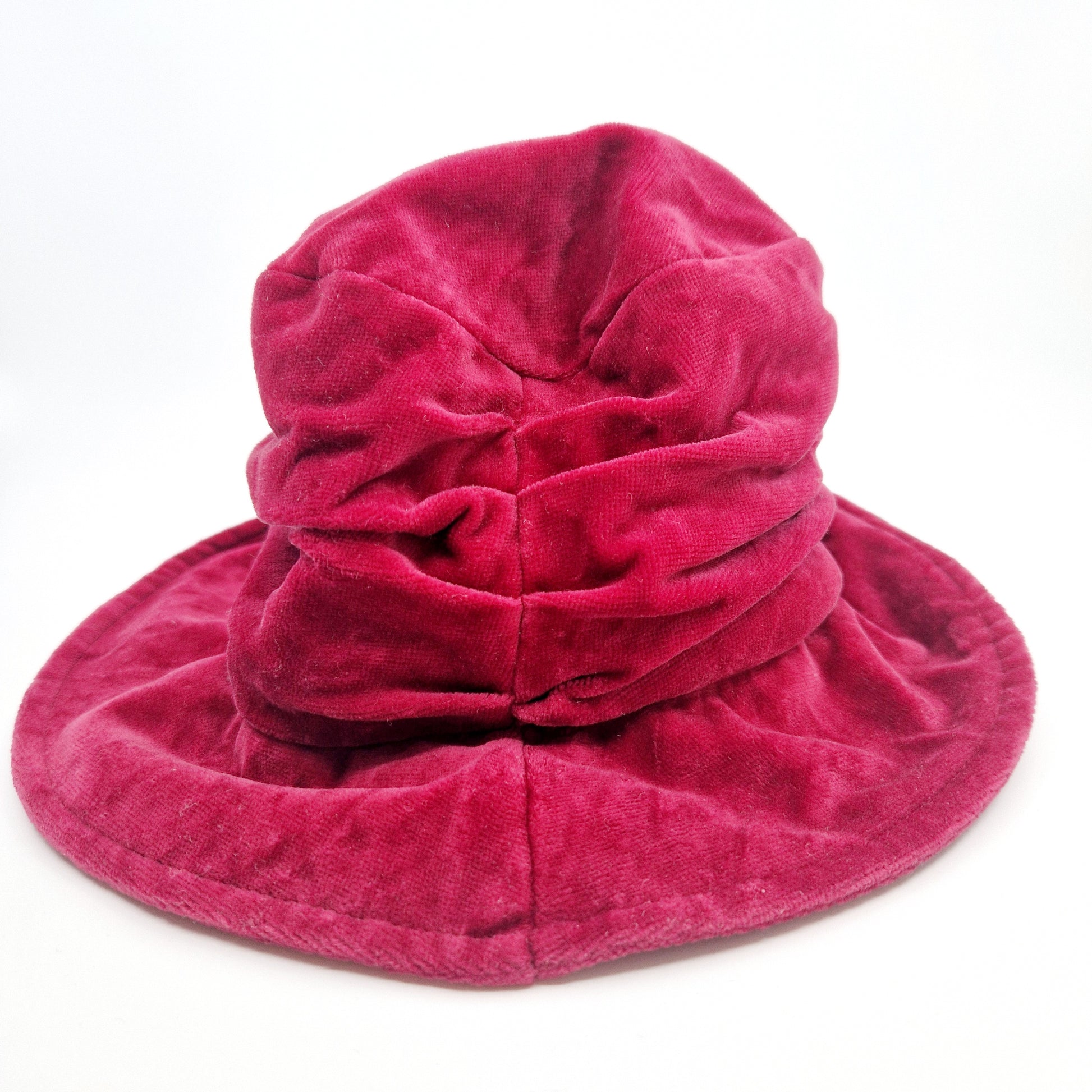Einzigartiger und nachhaltiger Vintage Hut in rot und Samt. Unique and sustrainable vintage hat in red and velvet. Back.