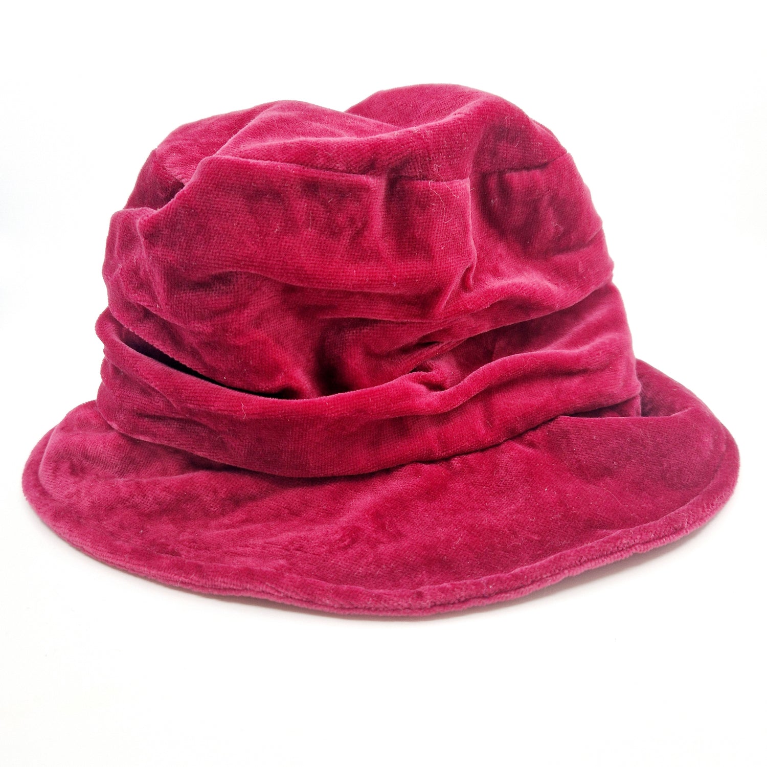 Einzigartiger und nachhaltiger Vintage Hut in rot und Samt. Unique and sustrainable vintage hat in red and velvet. Front.