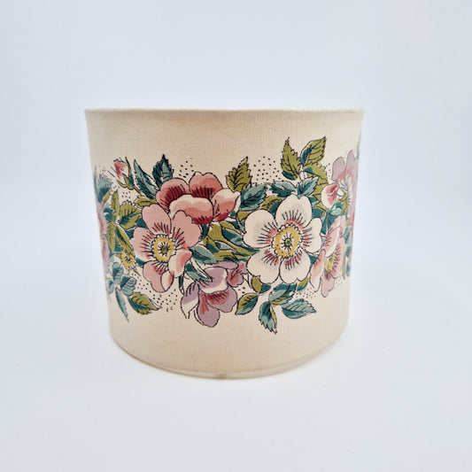 Einzigartiger und nachhaltiger Vintage Lampenschirm mit Blumen. Unique and sustainable vintage lamp shade with flowers. Front.