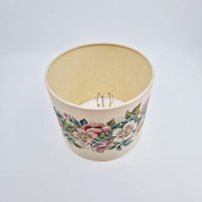 Einzigartiger und nachhaltiger Vintage Lampenschirm mit Blumen. Unique and sustainable vintage lamp shade with flowers. Above.