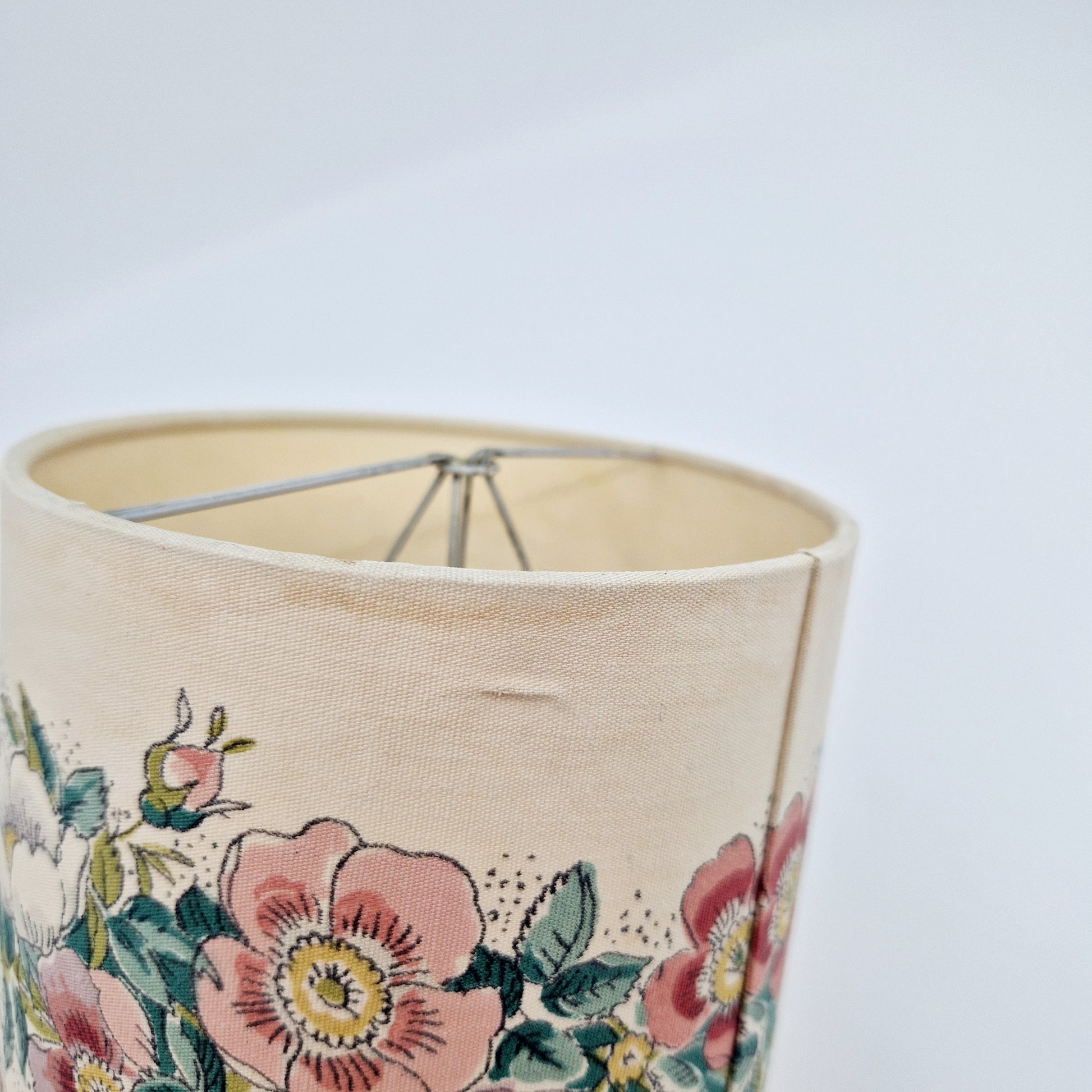Einzigartiger und nachhaltiger Vintage Lampenschirm mit Blumen. Unique and sustainable vintage lamp shade with flowers. Dent.