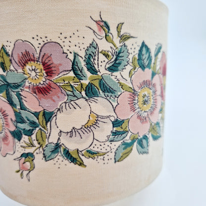 Einzigartiger und nachhaltiger Vintage Lampenschirm mit Blumen. Unique and sustainable vintage lamp shade with flowers. Close-up.