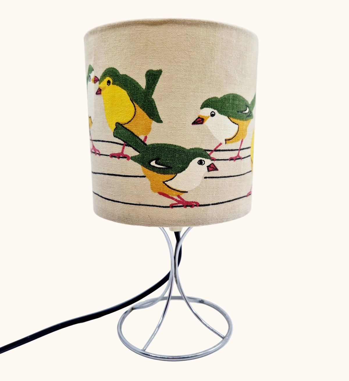 Einzigartige und nachhaltige Vintage Lampe mit Vögeln. Unique and sustainable vintage lamp with birds. Front.