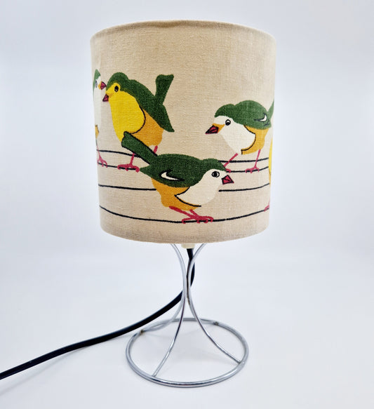 Einzigartige und nachhaltige Vintage Lampe mit Vögeln. Unique and sustainable vintage lamp with birds. Front.