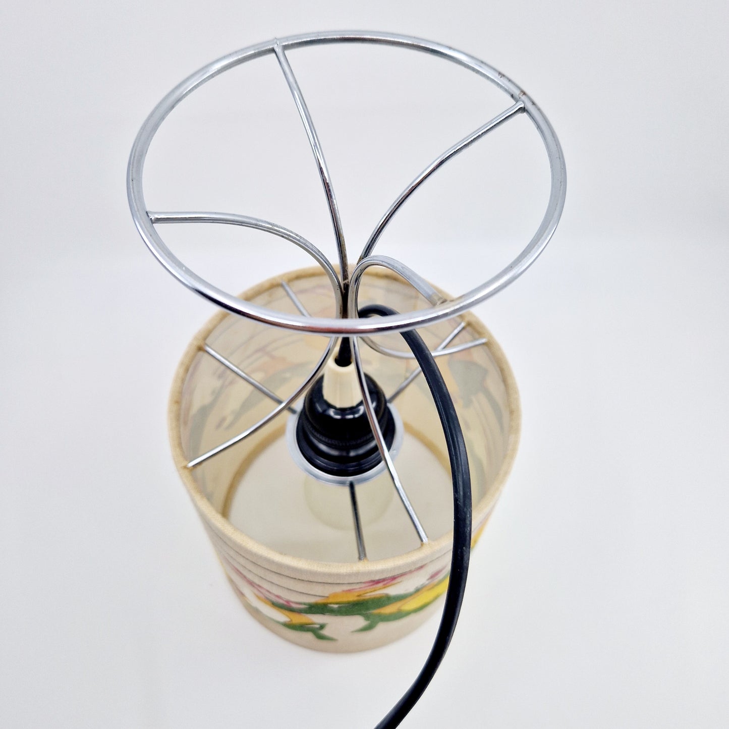 Einzigartige und nachhaltige Vintage Lampe mit Vögeln. Unique and sustainable vintage lamp with birds. Below.