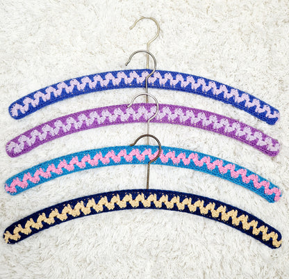 Einzigartige und nachhaltige Vintage Kleiderbügel in blau. Unique and sustainable vintage hanger in blue. Front.