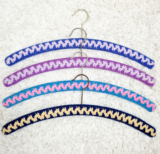 Einzigartige und nachhaltige Vintage Kleiderbügel in blau. Unique and sustainable vintage hanger in blue. Front.