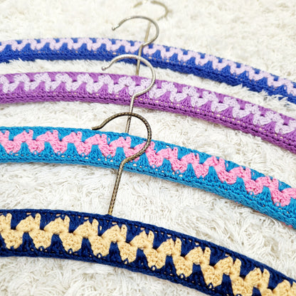 Einzigartige und nachhaltige Vintage Kleiderbügel in blau. Unique and sustainable vintage hanger in blue. Close-up.