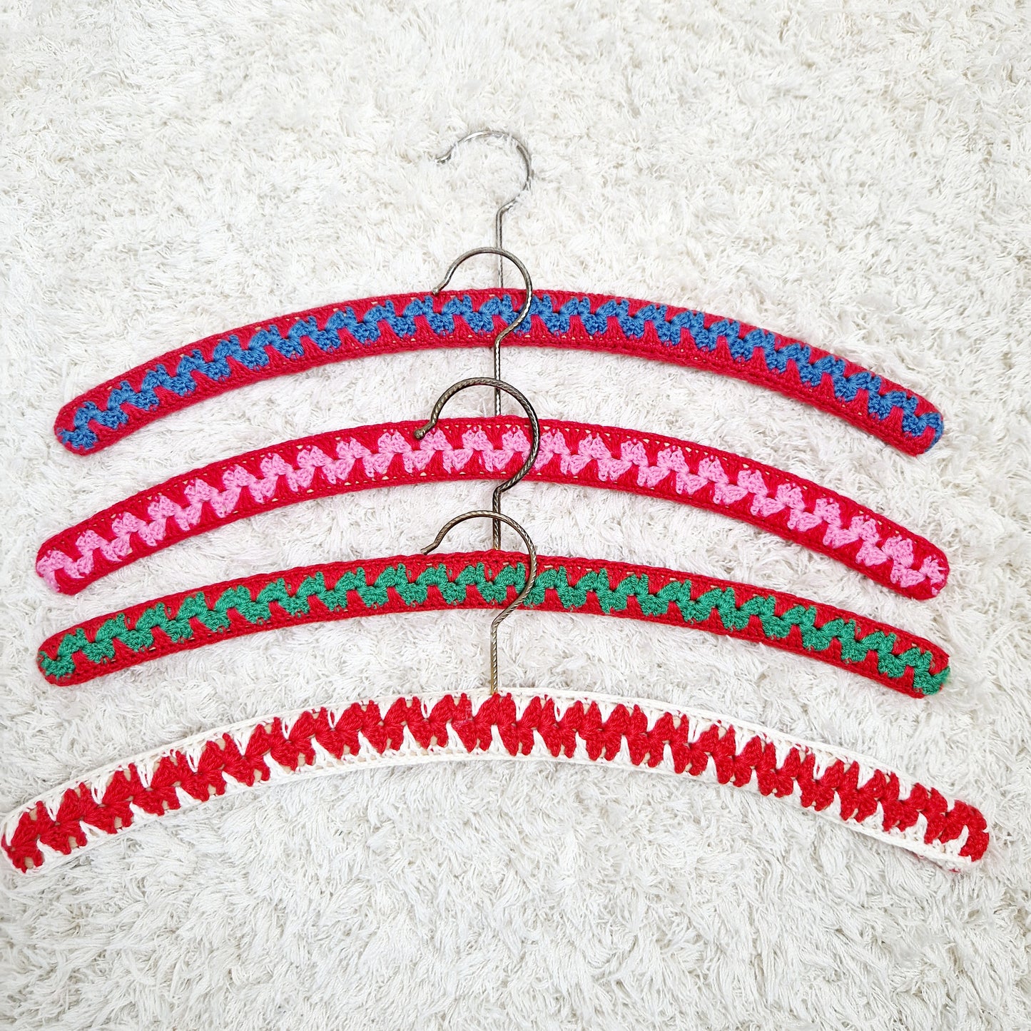 Einzigartige und nachhaltige Vintage Kleiderbügel in rot. Unique and sustainable vintage hangers in red. Front.