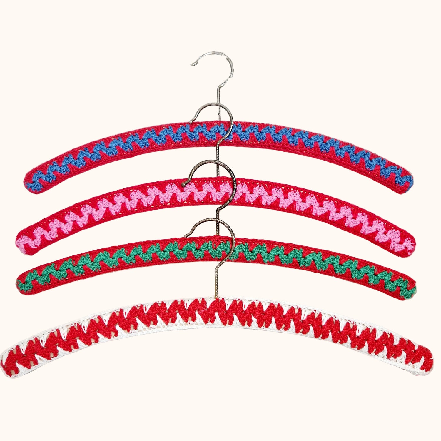 Einzigartige und nachhaltige Vintage Kleiderbügel in rot. Unique and sustainable vintage hangers in red. Front.