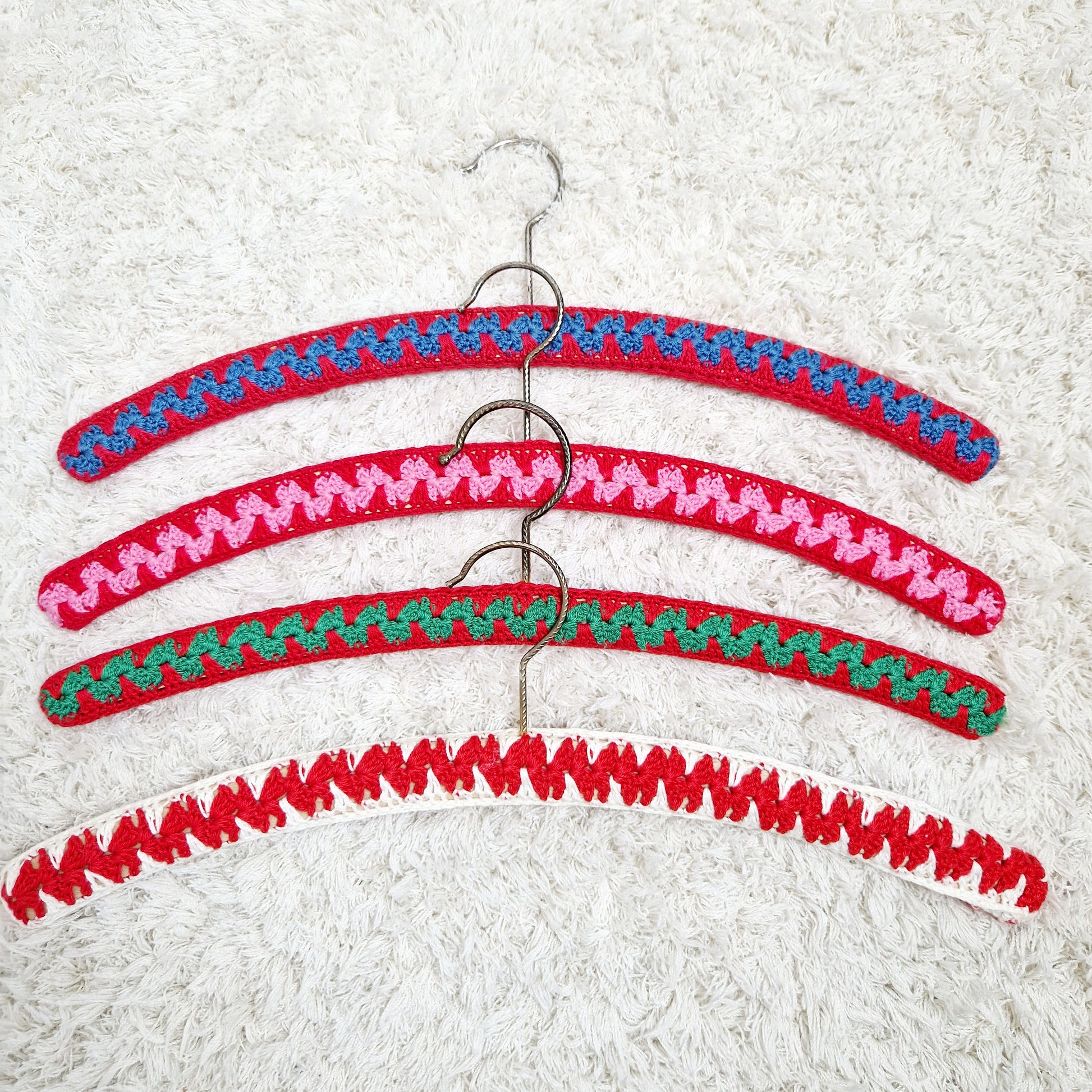 Einzigartige und nachhaltige Vintage Kleiderbügel in rot. Unique and sustainable vintage hangers in red. Front.