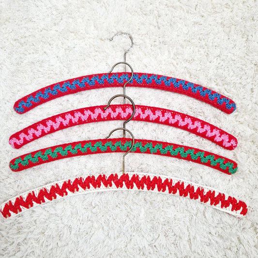 Einzigartige und nachhaltige Vintage Kleiderbügel in rot. Unique and sustainable vintage hangers in red. Front.