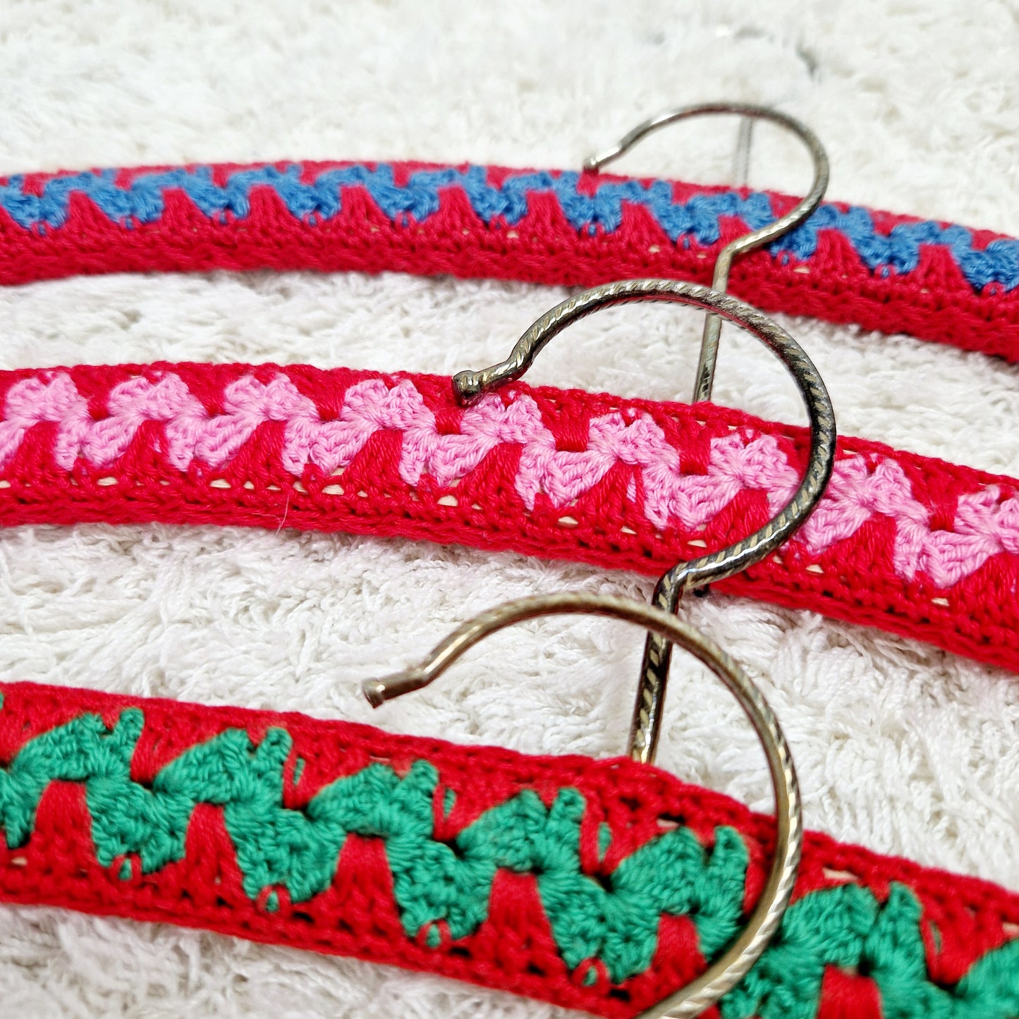 Einzigartige und nachhaltige Vintage Kleiderbügel in rot. Unique and sustainable vintage hangers in red. Close-up.