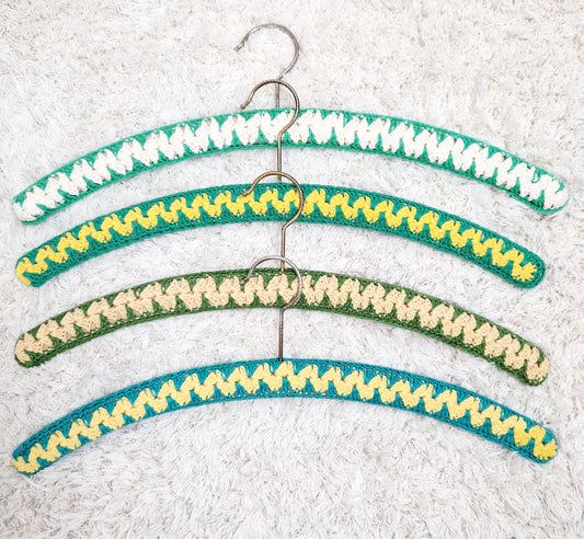 Einzigartige und nachhaltige Vintage Kleiderbügel in grün. Unique and sustainable vintage hangers in green. Front.
