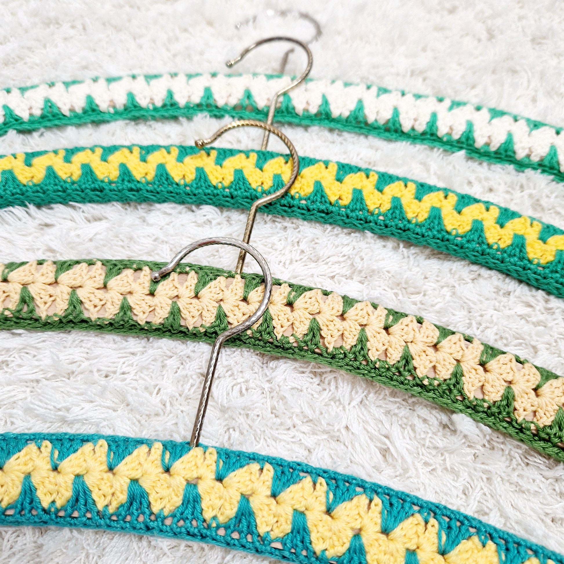 Einzigartige und nachhaltige Vintage Kleiderbügel in grün. Unique and sustainable vintage hangers in green. Close-up.