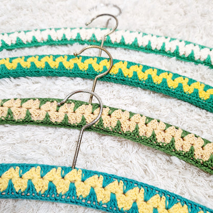 Einzigartige und nachhaltige Vintage Kleiderbügel in grün. Unique and sustainable vintage hangers in green. Close-up.