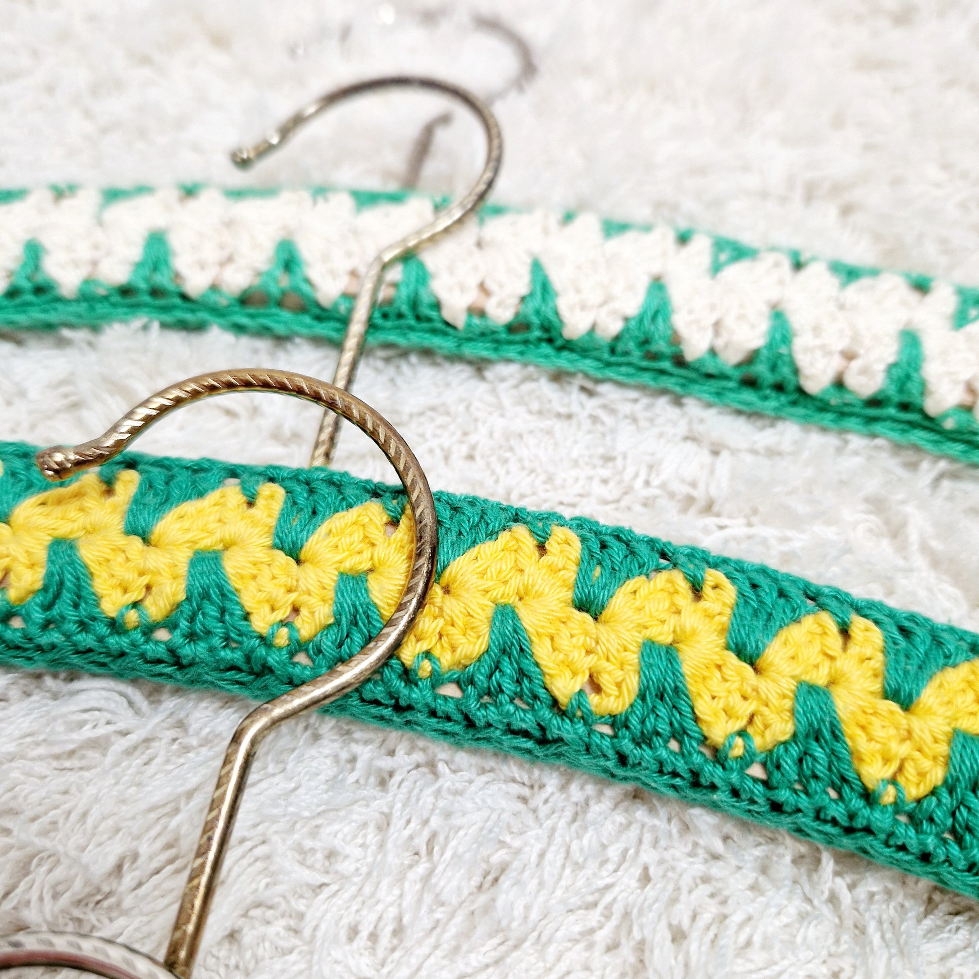 Einzigartige und nachhaltige Vintage Kleiderbügel in grün. Unique and sustainable vintage hangers in green. Close-up.