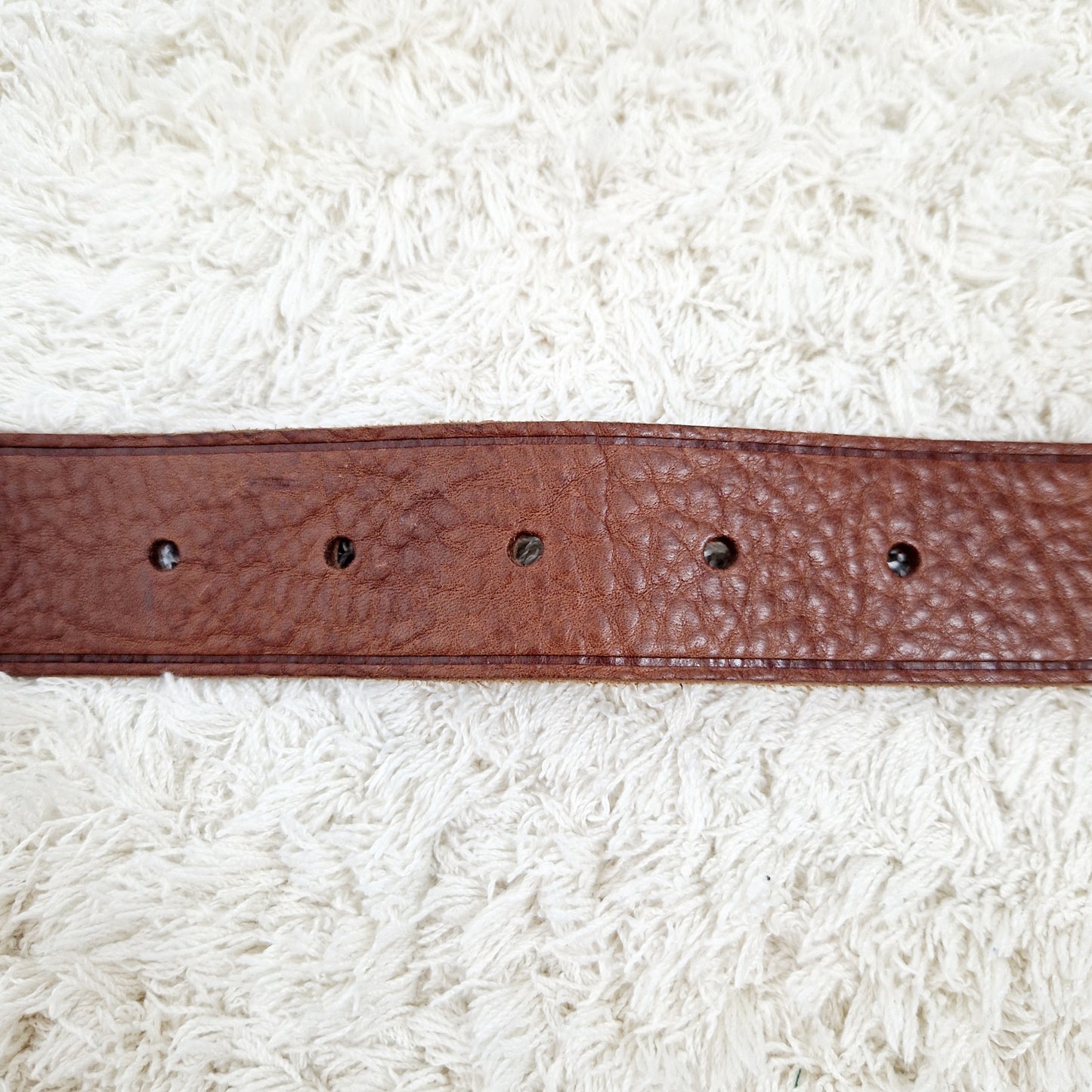 Einzigartiger und nachhaltiger Vintage Gürtel in braun mit Alpszenen. Unique and sustainable vintage belt with alpine scenes. Holes.