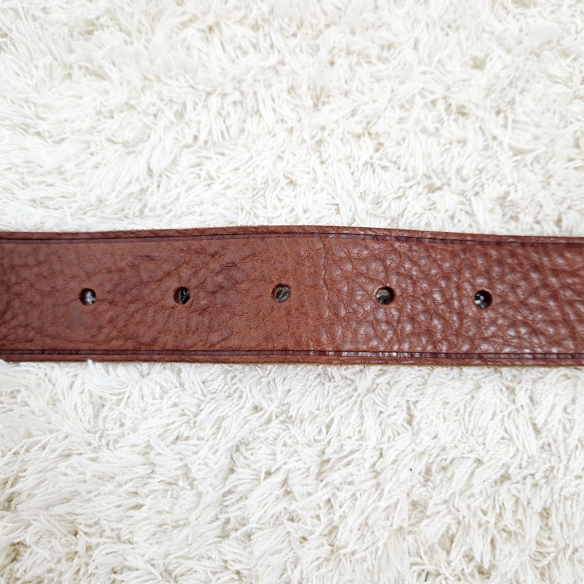 Einzigartiger und nachhaltiger Vintage Gürtel in braun mit Alpszenen. Unique and sustainable vintage belt with alpine scenes. Holes.