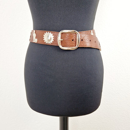 Einzigartiger und nachhaltiger Vintage Gürtel in braun mit Alpszenen. Unique and sustainable vintage belt with alpine scenes. Front.