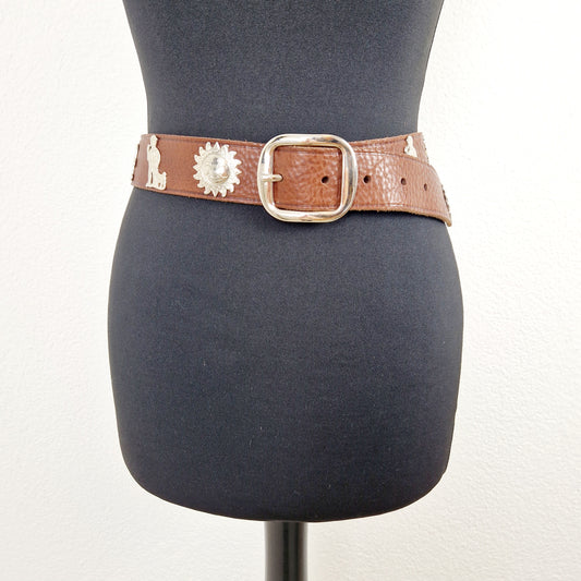 Einzigartiger und nachhaltiger Vintage Gürtel in braun mit Alpszenen. Unique and sustainable vintage belt with alpine scenes. Front.